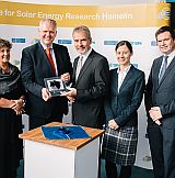 Hocheffiziente Solarzellen aus Niedersachsen: Minister Thümler zu Besuch am ISFH