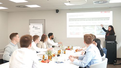 Praxisseminar Fabrikplanung: Zu den Referent*innen gehört unter anderem Tanya Jahangirkhani (rechts im Bild), wissenschaftliche Mitarbeiterin und Fabrikplanungs-Expertin am IFA – Institut für Fabrikanlagen und Logistik. Bildquelle: Charlene Engelhardt, IPH